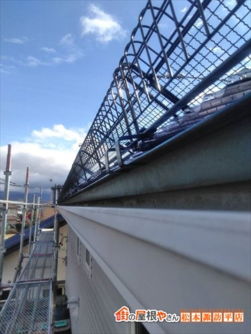 安曇野市落雪対策雪止め設置工事　雪止め設置施工中